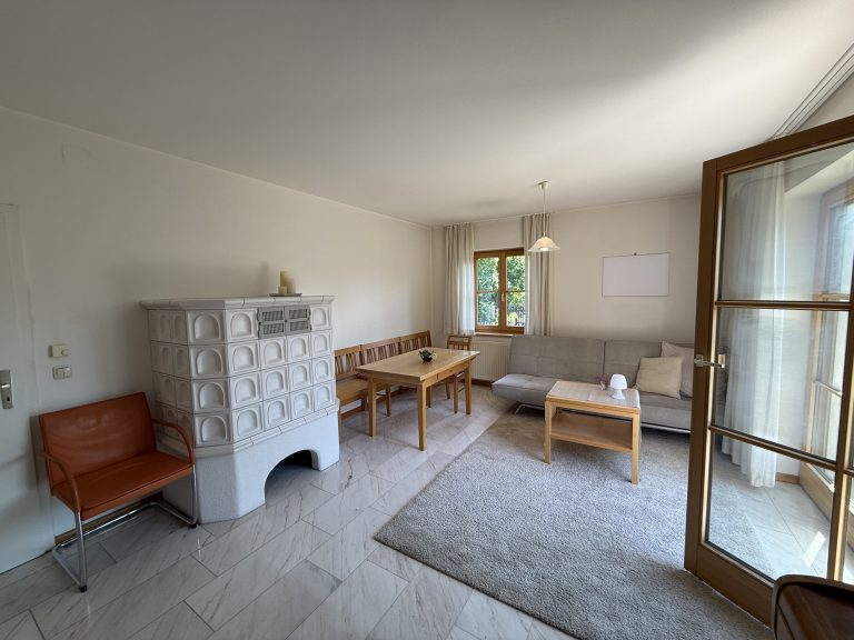 sonnig und möbliert: 2-Zimmerwohnung mit großem Garten in bester Lage